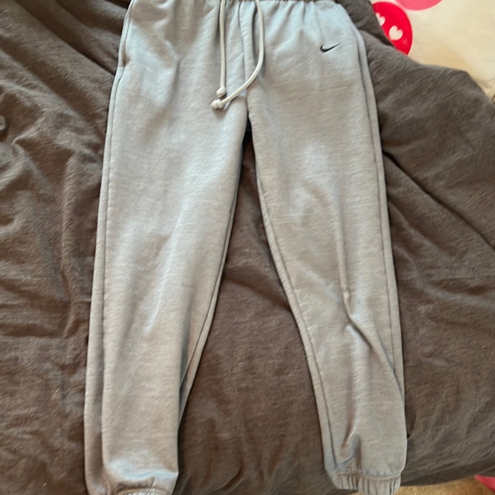 Nike therma sweat pants